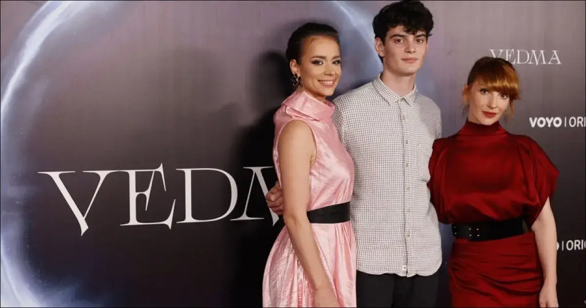 Hlavní hrdinové nového seriálu na Voyo Vědma