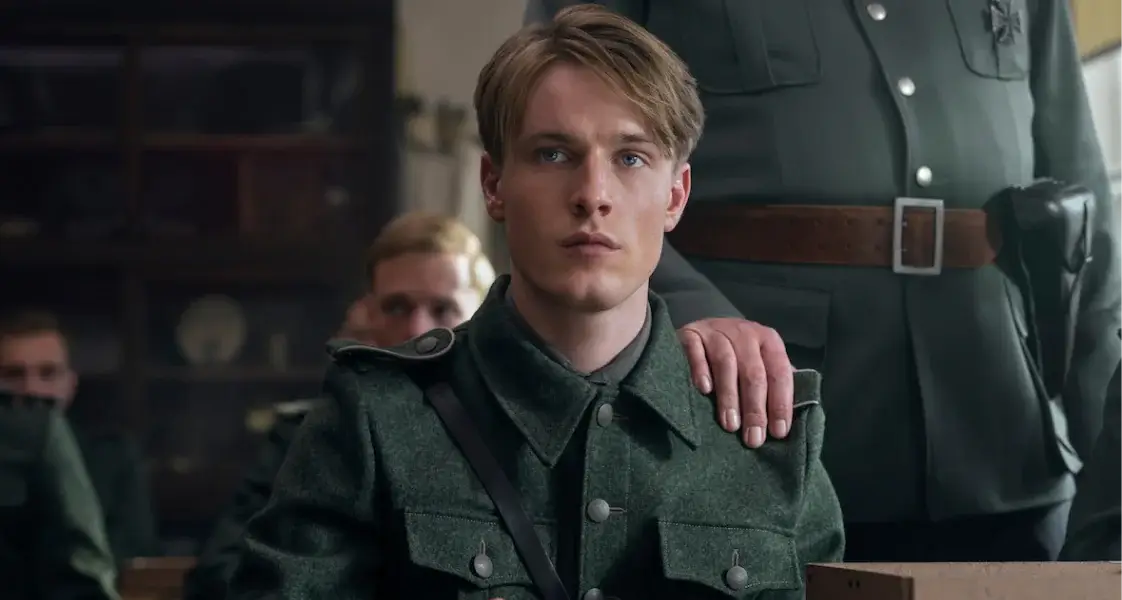 Louis Hofmann v roli mladého německého vojáka Wernera