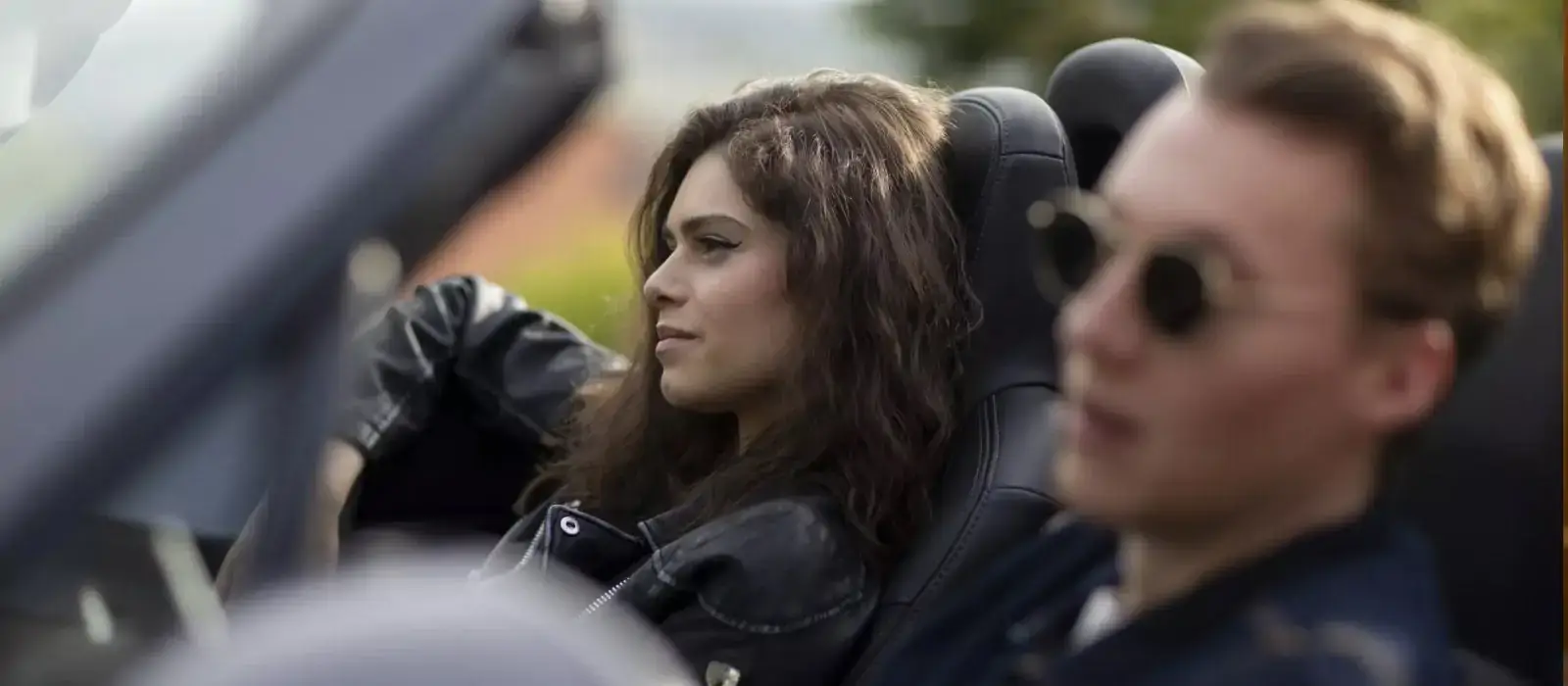 Hlavní hrdinové nového seriálu Sex O Clock v kabrioletu