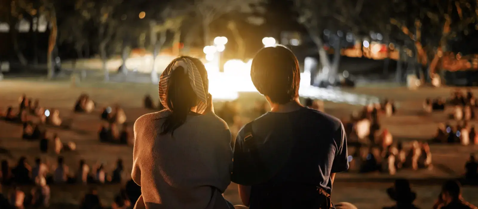 Kluk s přítelkyní na venkovním koncertě