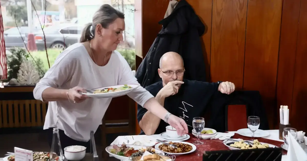 Zdeněk Pohlreich ochutnává jídla v Retro restauraci Asie v Mladé Boleslavi.