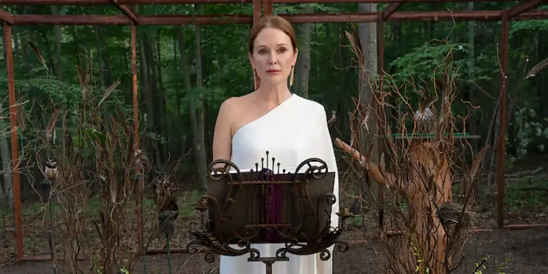 Julianne Moore v seriálu Sirens.