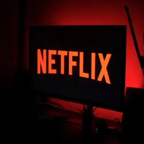 Logo Netflixu na televizi.